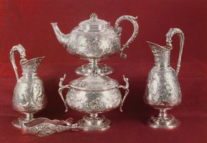 Teasetti, jossa koristeltu, ranskalaiseen tyyliin, Lontoo, 1874-75 (hopea)